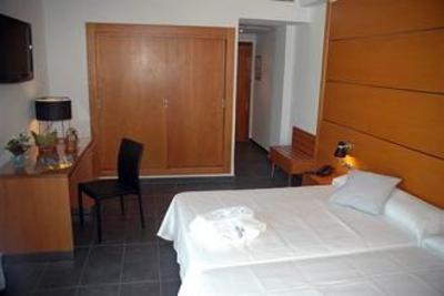 фото отеля Fiesta Hotel Cala Llonga