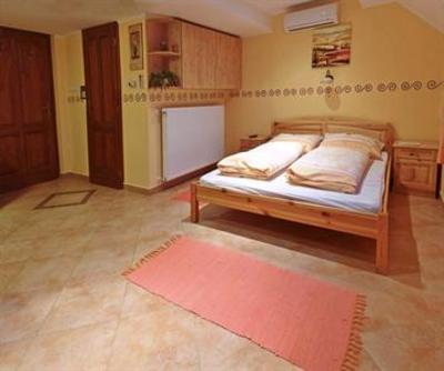 фото отеля Varkert Apartman