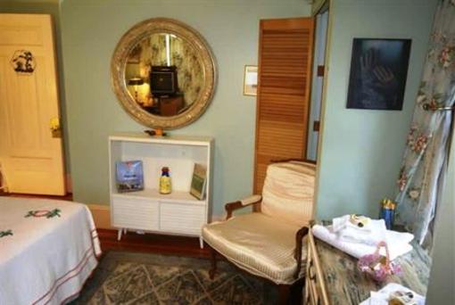 фото отеля Lathrop House B&B