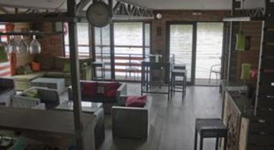 фото отеля San Art Floating Hostel