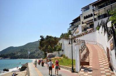 фото отеля Karaoulanis Beach Aparthotel Agios Ioannis