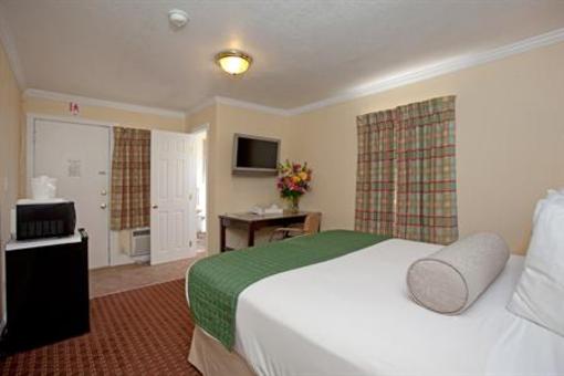фото отеля Travelers Inn Williams (California)