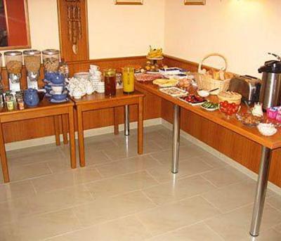 фото отеля Isaak Miles Hotel