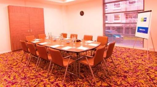 фото отеля Holiday Inn Express Harlow