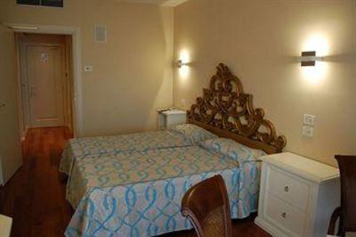 фото отеля Hotel Villa Madrina Garda