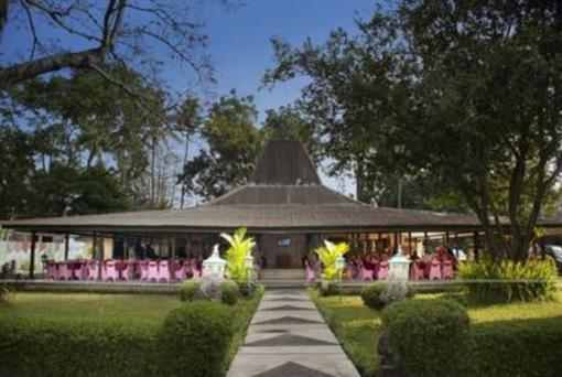 фото отеля Sriwedari Hotel