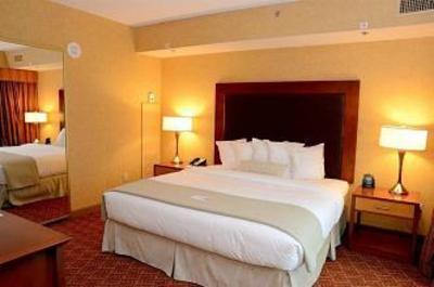 фото отеля Embassy Suites Charlotte - Concord / Golf Resort & Spa