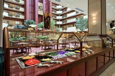 фото отеля Embassy Suites Charlotte - Concord / Golf Resort & Spa