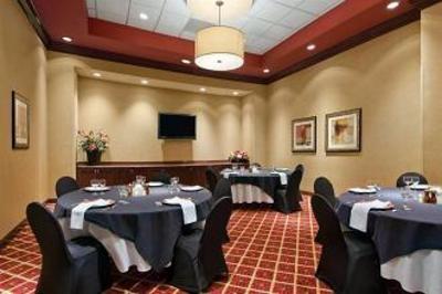 фото отеля Embassy Suites Charlotte - Concord / Golf Resort & Spa