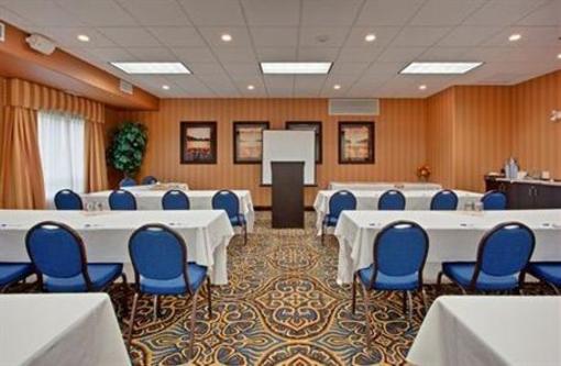 фото отеля Holiday Inn Express Hotel & Suites Airport Calgary