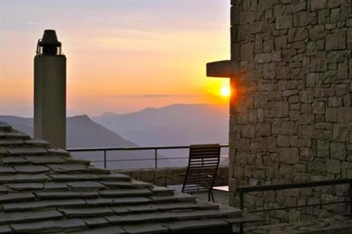 фото отеля Elafivolia Arachova Suites