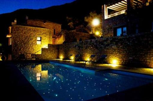 фото отеля Elafivolia Arachova Suites