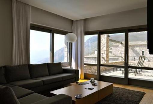 фото отеля Elafivolia Arachova Suites