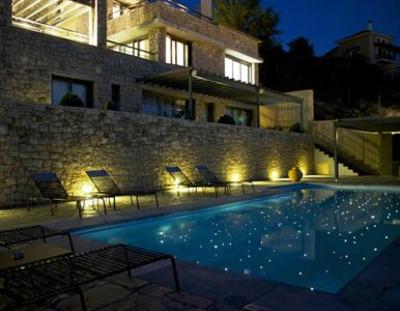 фото отеля Elafivolia Arachova Suites