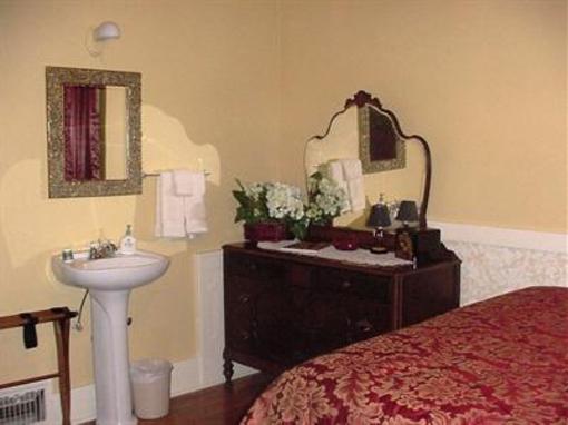 фото отеля Olde Holiday Inn Bed & Breakfast