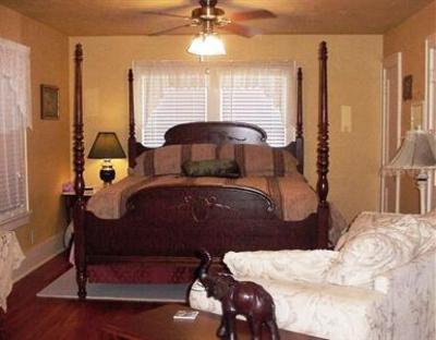 фото отеля Olde Holiday Inn Bed & Breakfast