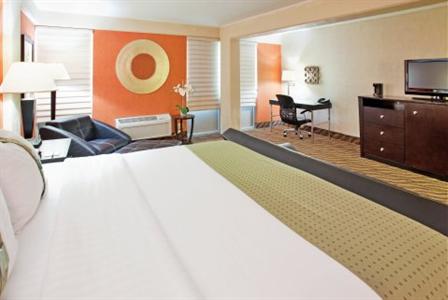 фото отеля Holiday Inn Manhattan at The Campus