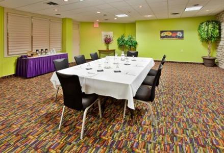 фото отеля Holiday Inn Manhattan at The Campus