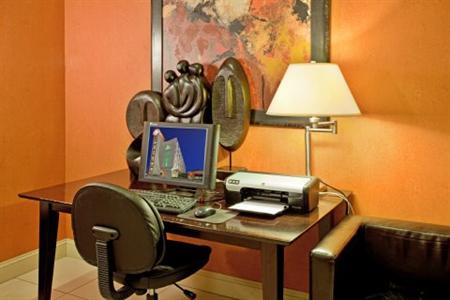 фото отеля Holiday Inn Manhattan at The Campus