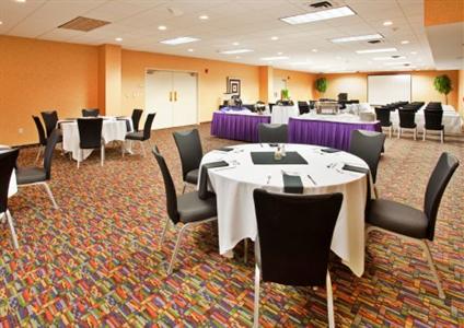 фото отеля Holiday Inn Manhattan at The Campus
