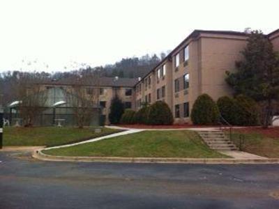 фото отеля Smokey Mountain Inn & Suites