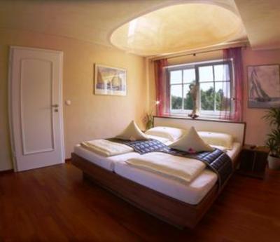 фото отеля Hotel Zur Winzerstube Hagnau am Bodensee