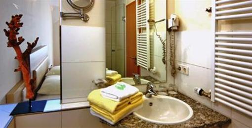 фото отеля Hotel Zur Winzerstube Hagnau am Bodensee