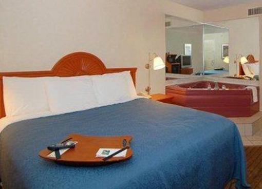 фото отеля University Quality Inn