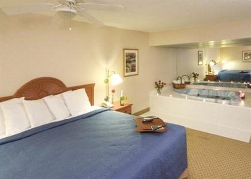 фото отеля University Quality Inn