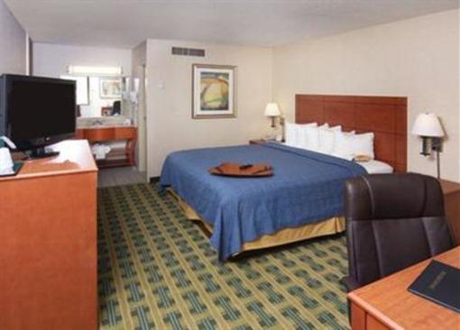фото отеля University Quality Inn