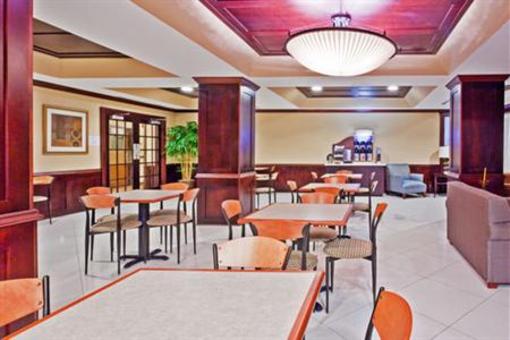 фото отеля Holiday Inn Express Hotel & Suites Magee