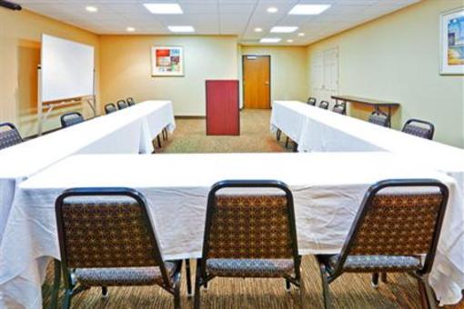 фото отеля Holiday Inn Express Hotel & Suites Magee