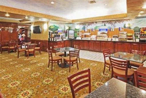фото отеля Holiday Inn Express Hotel & Suites Airport Oklahoma City
