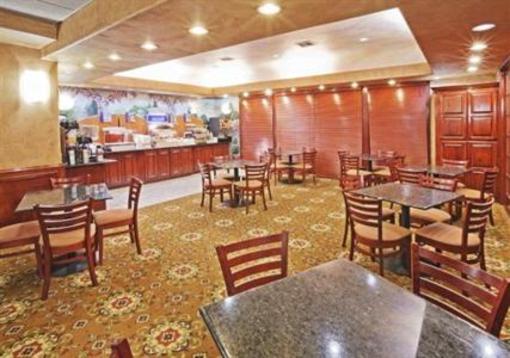 фото отеля Holiday Inn Express Hotel & Suites Airport Oklahoma City