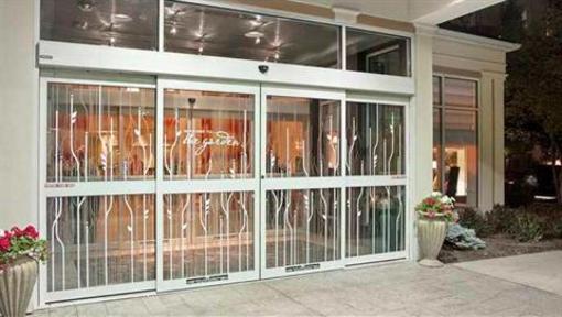 фото отеля Hilton Garden Inn Queens JFK Airport