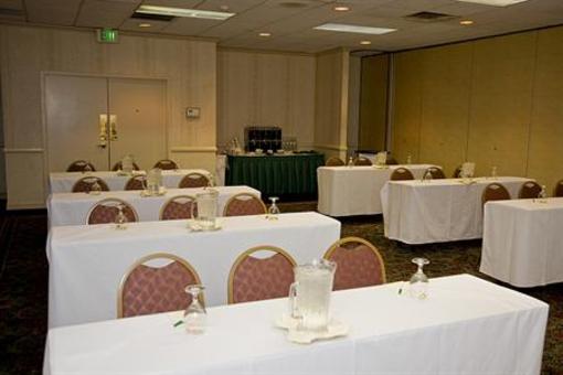 фото отеля Holiday Inn Cleveland Airport