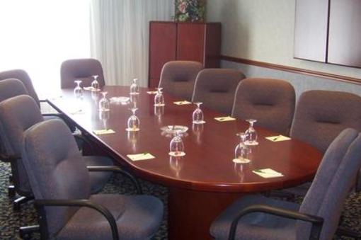 фото отеля Holiday Inn Cleveland Airport