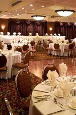 фото отеля Carriage House Inn Calgary
