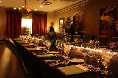 фото отеля Carriage House Inn Calgary