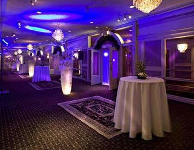 фото отеля Carriage House Inn Calgary