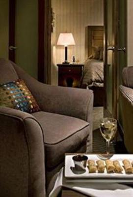 фото отеля Carriage House Inn Calgary
