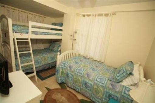 фото отеля Turtle Nest Realty Quest Hotel