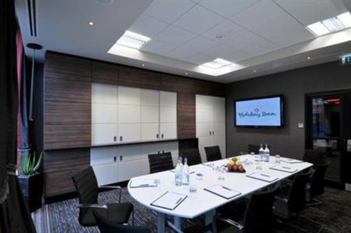 фото отеля Holiday Inn Woking