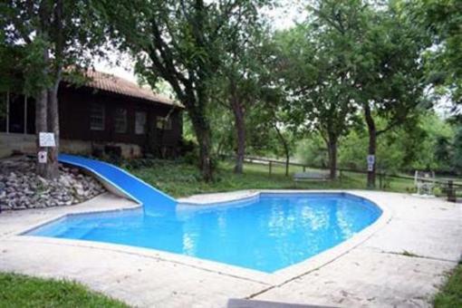 фото отеля Gruene River Outpost Lodge