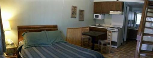 фото отеля Gruene River Outpost Lodge