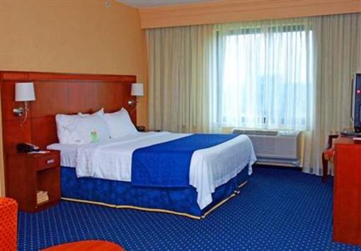 фото отеля Courtyard by Marriott Republic Airport Long Island/Farmingdale