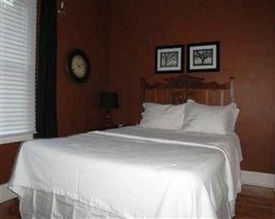 фото отеля Cinnamon Bear Creekside Inn