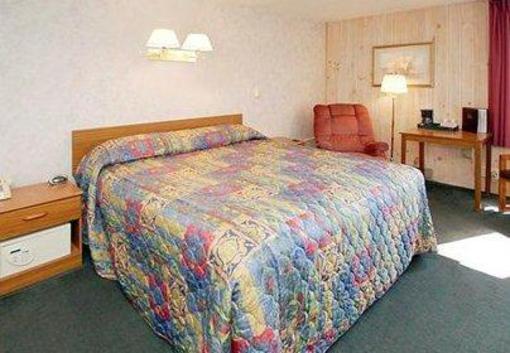 фото отеля Econo Lodge Inn & Suites Plattsburgh