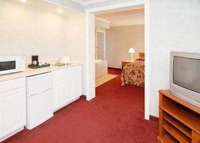 фото отеля Econo Lodge Inn & Suites Plattsburgh