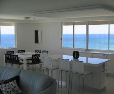 фото отеля Dorchester On The Beach Apartments Gold Coast